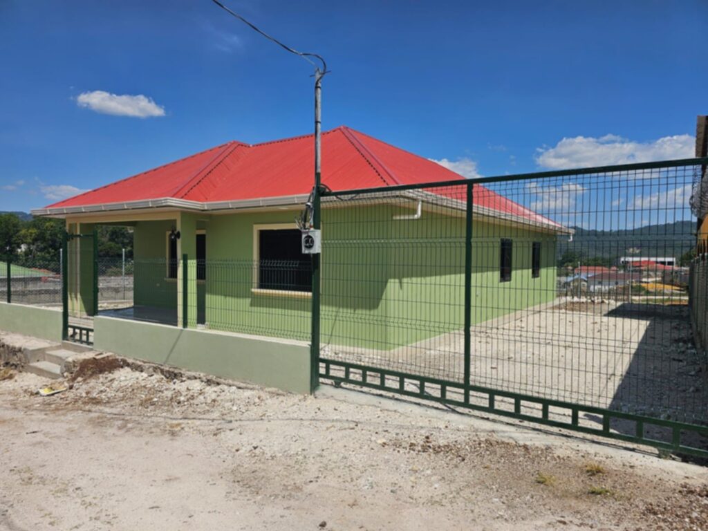 Venta de casa de 3 habitaciones en residencial villa isabela en la esperanza intibuca