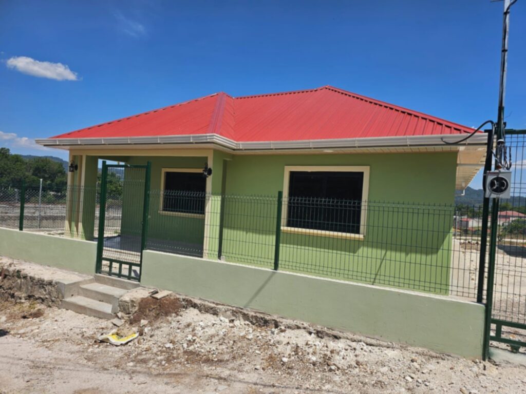 Venta de casa de 3 habitaciones en residencial villa isabela en la esperanza intibuca