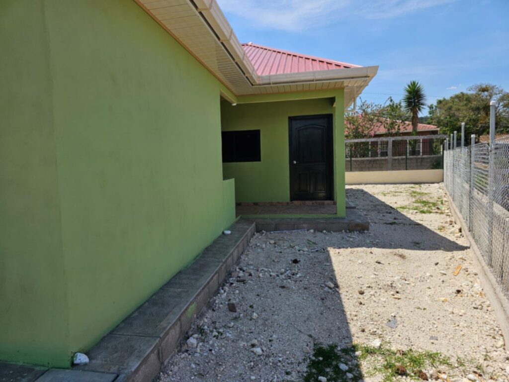 Venta de casa de 3 habitaciones en residencial villa isabela en la esperanza intibuca