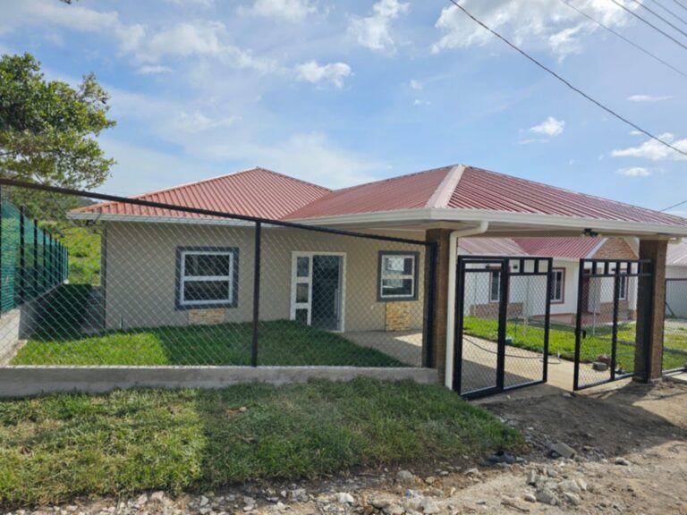 Casa en Venta en Los Arrayanes, La Esperanza, Intibucá: 3 Habitaciones y Acabados Premium